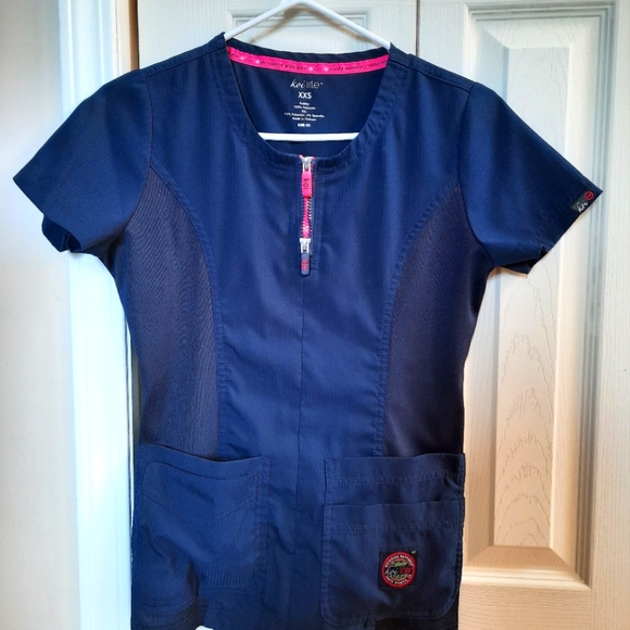 Koi lite scrubs serenity double zipper top. Size XXS - Picture 2 of 9